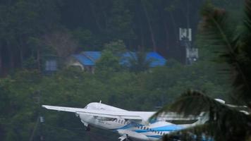 avion de ligne régional à turbopropulseurs de bangkok airways décollant video