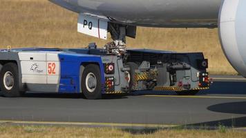 remolque de avión al servicio, primer plano video