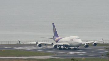 salida del avion desde phuket video