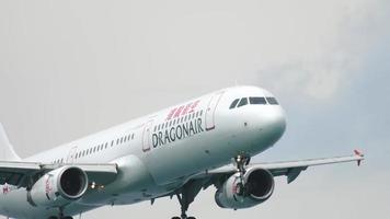 Airbus 321 landet auf dem Flughafen von Phuket video