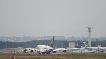 lufthansa airbus 380 decolar video