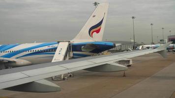 avião taxiando no aeroporto de suvarnabhumi, bangkok video