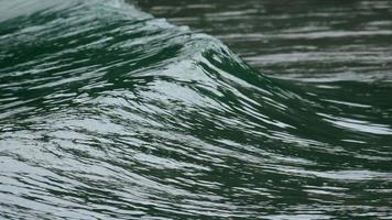 vagues sur la plage de nai harn, thaïlande video