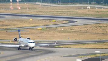 lufthansa regionale bombardier crj 900 aereo di linea in rullaggio prima del decollo video