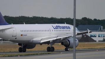 Lufthansa Airbus A319 taxiing video