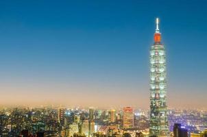 la noche de la ciudad de taipei con la torre 101, el centro es un rascacielos emblemático en taipei, taiwán. el edificio fue clasificado oficialmente como el más alto del mundo en 2004 hasta 2010. foto