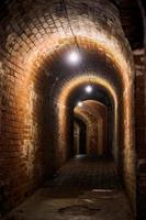 túnel de ladrillo loft en el antiguo fuerte alemán, pasadizo secreto con cableado eléctrico antiguo, kaliningrado