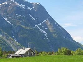 el pequeño pueblo eidfjord en el fiordo noruego hardangerfjord foto