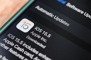 iphone 13 pro con el logotipo de ios 15.5 en la pantalla de cerca, nuevo sistema operativo 2022 en dispositivos iphone apple sub versión ios 15 para descargar actualizaciones bangkok, tailandia, 29 de mayo de 2022 foto