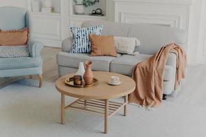 interior de apartamento de moda. almohadas suaves en el sofá. dulce habitación y salón, acogedor textil para el hogar. foto