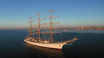 vladivostok, rusia-14 de noviembre de 2020 vista aérea del paisaje marino con vistas al velero video