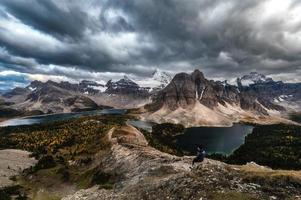 monte assiniboine con un cielo espectacular en el pico nublet en el parque provincial foto