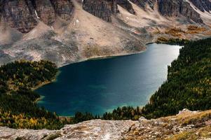 paisaje del lago cerulean en el bosque de pinos de otoño en la cima de la montaña en el parque provincial de assiniboine foto