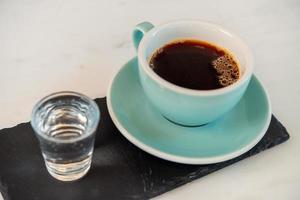 taza de café capuchino caliente en la mesa foto