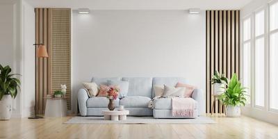 la sala de estar de paredes blancas tiene un sofá y decoración de accesorios en la habitación. foto