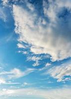 colorido cielo vertical con nubes en un día soleado. foto