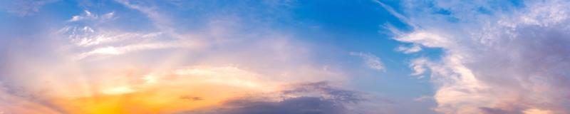 espectacular cielo panorámico con nubes en la hora del amanecer y el atardecer. imagen panorámica. foto