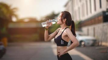 beber agua mientras hace ejercicio por la noche. foto