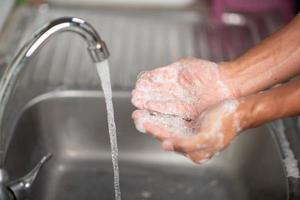 las manos de los hombres muestran formas de lavarse las manos con un gel de limpieza para prevenir enfermedades infecciosas y prevenir el virus. foto