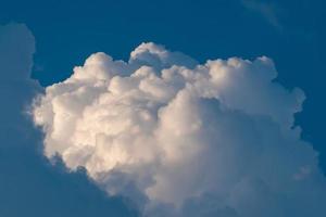 el cielo es hermoso, con nubes y rayos de los amuletos de buda brillando en haces de luz. foto