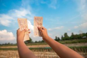 Billetes de banco tailandeses de 5.000 baht que la gente recibe del gobierno. foto