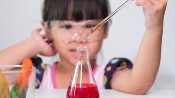 kinder lernen und machen naturwissenschaftliche experimente im klassenzimmer. Kleines Mädchen, das wissenschaftliches Experiment für den Heimunterricht spielt. einfache und unterhaltsame wissenschaftliche Experimente für Kinder zu Hause. video