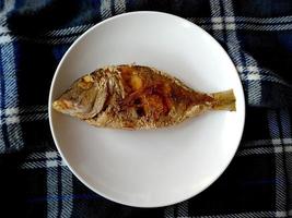 pescado frito en un plato. comida culinaria indonesia foto