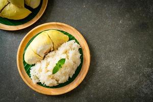 arroz pegajoso durian en un plato foto