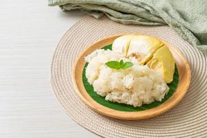 arroz pegajoso durian en un plato foto