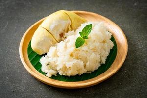 arroz pegajoso durian en un plato foto