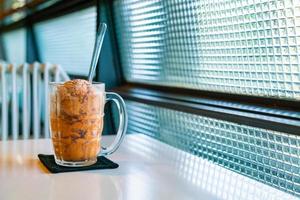 cuchara de hielo de té tailandés en vaso foto