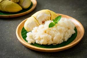 arroz pegajoso durian en un plato foto