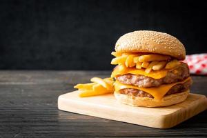 hamburguesa de cerdo con queso y papas fritas foto