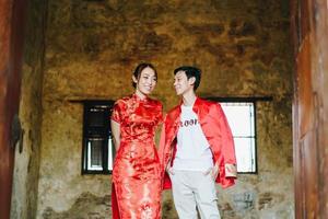 feliz joven pareja asiática en vestidos tradicionales chinos foto