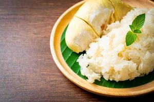 arroz pegajoso durian en un plato foto