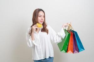 retrato, mujer hermosa, tenencia, bolsa de compras, y, tarjeta de crédito foto