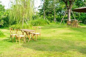 mesa y silla de madera en el jardín foto