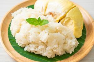 arroz pegajoso durian en un plato foto