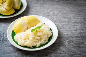 arroz pegajoso durian en un plato foto