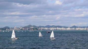 rio de janeiro de janeiro brasil 2020 paisagem panorama litoral barcos montanhas niteroi rio de janeiro brasil. video