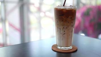 le mani mescolano caffè e latte insieme. gustando un caffè freddo mescolando video