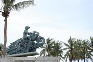 lombok, indonesia - maret 18, 2022 estatua del presidente jokowi en el circuito mandalika foto