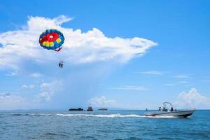 parasailing sobre el océano en islas tropicales. actividades divertidas de vacaciones. copie el espacio para el turismo y la relación amorosa foto