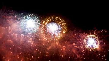fuegos artificiales brillantes en el cielo nocturno en vísperas de las vacaciones. video