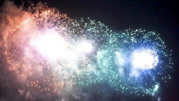 fogos de artifício brilhantes no céu noturno na véspera do feriado. video