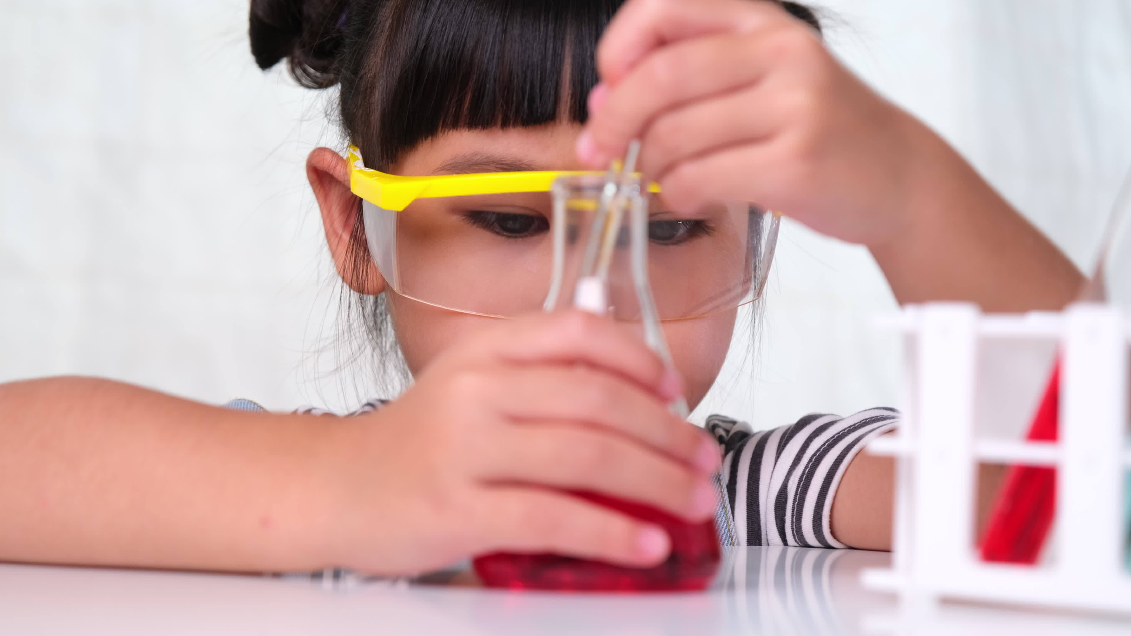 les enfants apprennent et font des expériences scientifiques en classe.  deux petites soeurs jouant à l'expérience scientifique pour l'enseignement  à domicile. des expériences scientifiques faciles et amusantes pour les  enfants à la