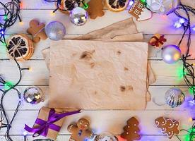 dulces navideños, galletas de jengibre sobre fondo de madera. fondo de navidad foto