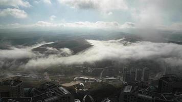 La nebbia della città di 8k nella valle scompare video