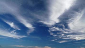 8k seulement des cirrus dans le ciel bleu video