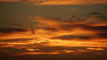 Lapso de tiempo de nubes de puesta de sol amarillas rojas de 8k video